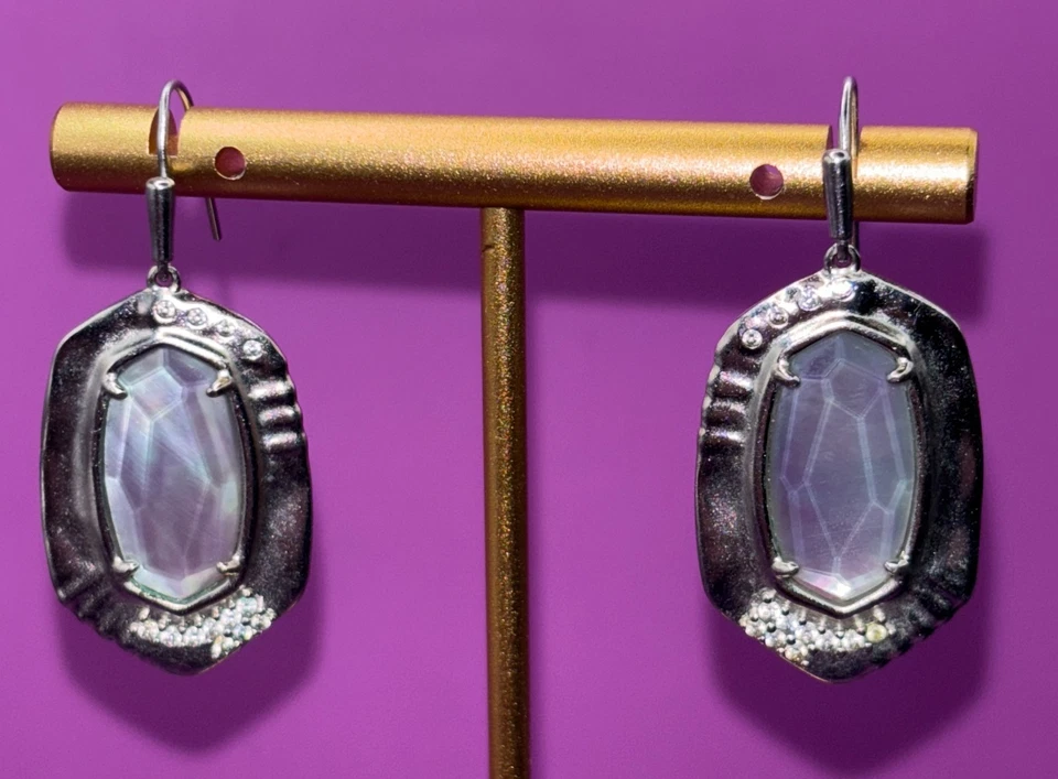 Pendientes colgantes pequeños Kendra Scott Anna gris rodio ilusión usados en excelente estado hermosos (0830) Foto 4 de 4