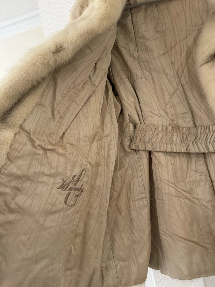 Abrigo vintage de piel de visón para mujer de los años 50 con cinturón Foto 3 de 3