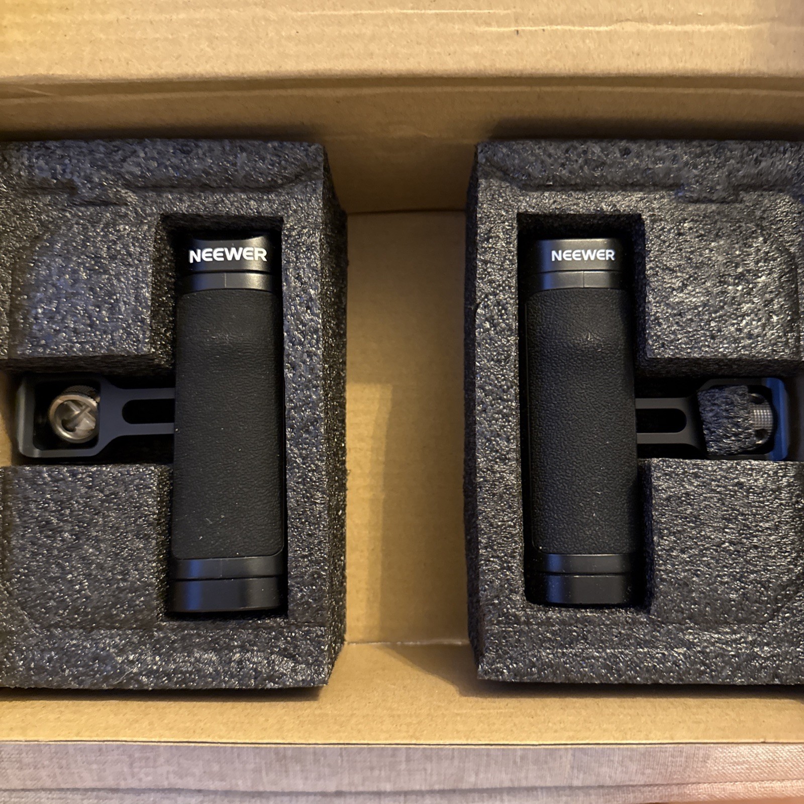 NEEWER PA009E universal phone cage kit with Dual Handle Android/iOS system