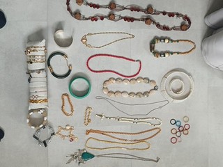 Lot De Bijoux Plus Ou Moins Anciens