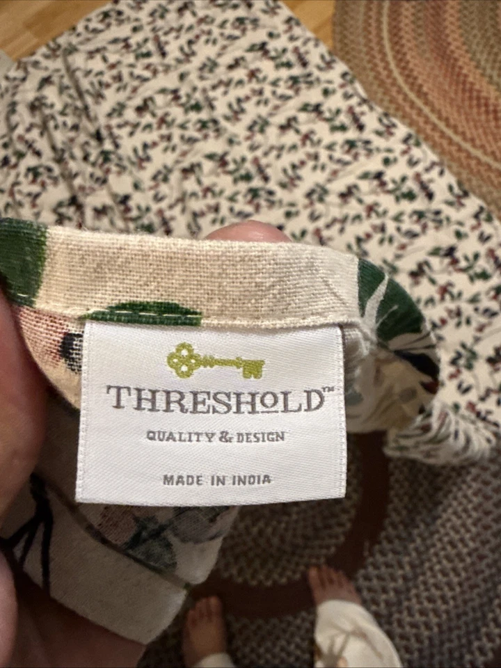 Tablecloth Threshold Berries And Leaves  - Image 3 of 4