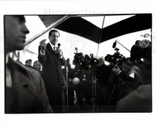 1992 Press Photo Pat Buchanan candidate Wyandotte tour - dfpb75193