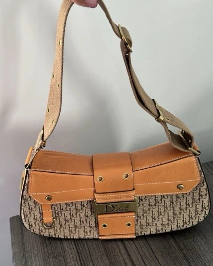 Esta é uma bolsa Columbus Vintage Christian Dior Street Chic em couro bege - Imagem 3 de 4