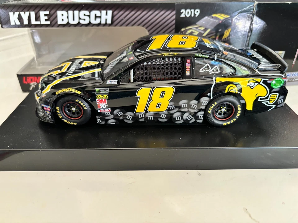 NASCAR action 1/24 - Kyle Busch # 18 Toyota M&M's camry 2019 - Photo 2/4