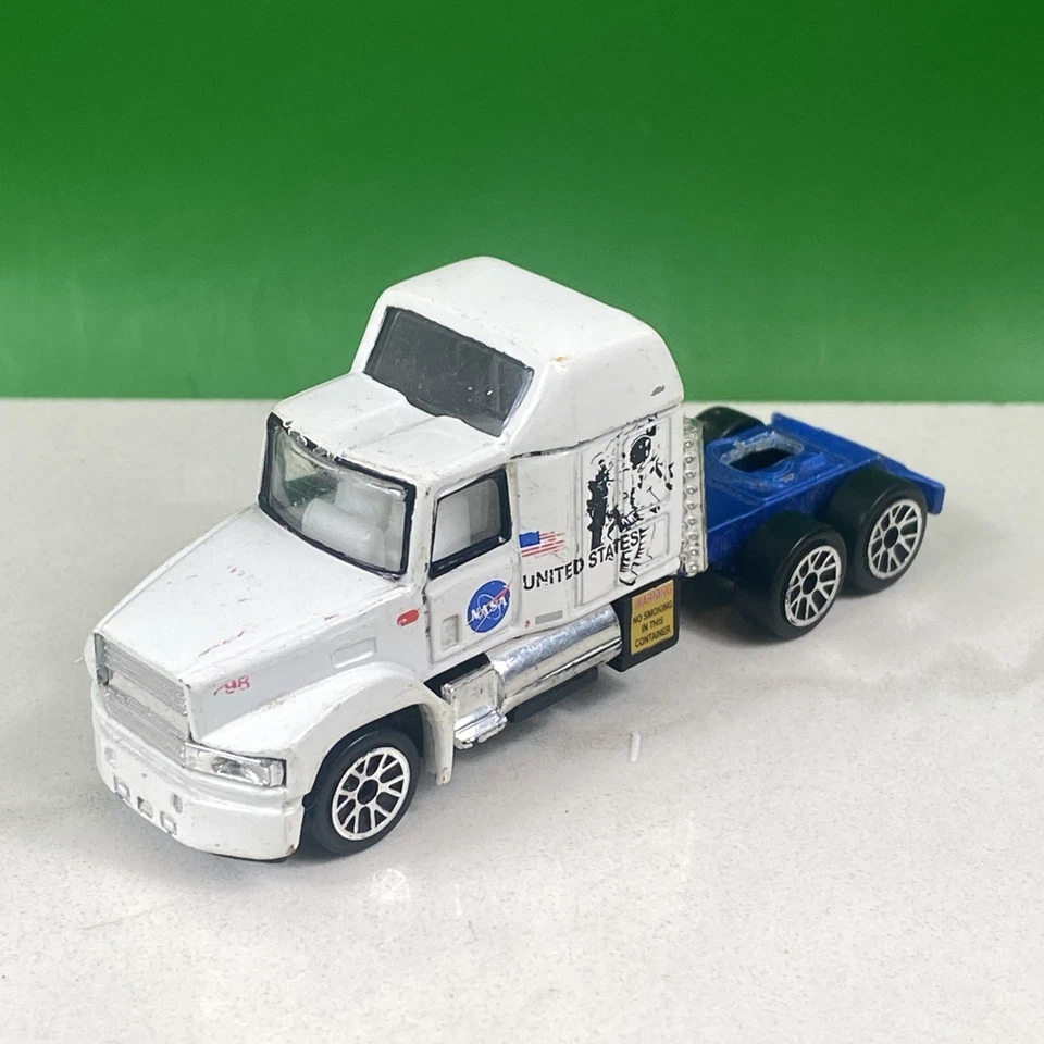 Remolque de camión y transporte de colección RealToy NASA Foto 2 de 4