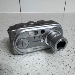 Samsung Digimax A7 Compact Camera Silver w Manual & AA Batteries. Working