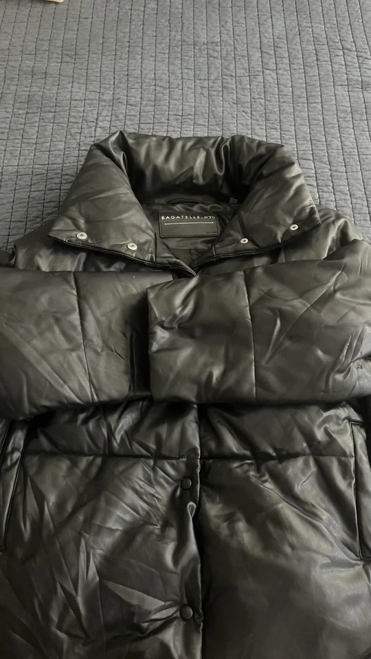 Abrigo chaqueta acolchada de gran tamaño de cuero sintético negro Bagatelle para mujer talla XL