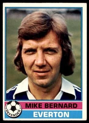 TOPPS-FOOTBALL -#136- EVERTON MIKE PEJIC RED BACK 1977