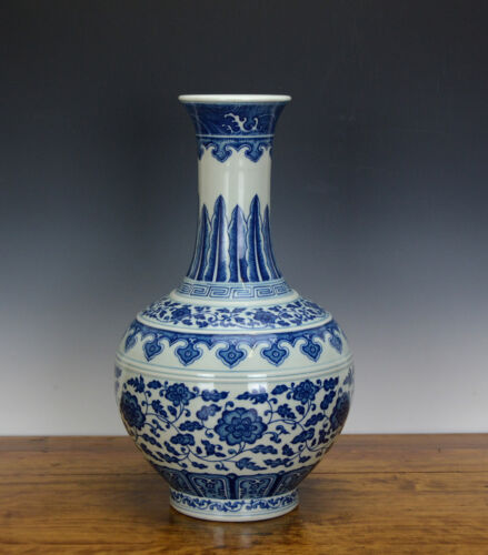 Fine Chinese Qing Qianlong MK Blue and White Globular Flower Porcelain Vase - Picture 4 of 7