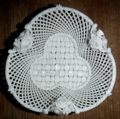 Exquisiter Belleek Trefoil Gitterkorb ~ Blumen verzierter Rand ~ Top
