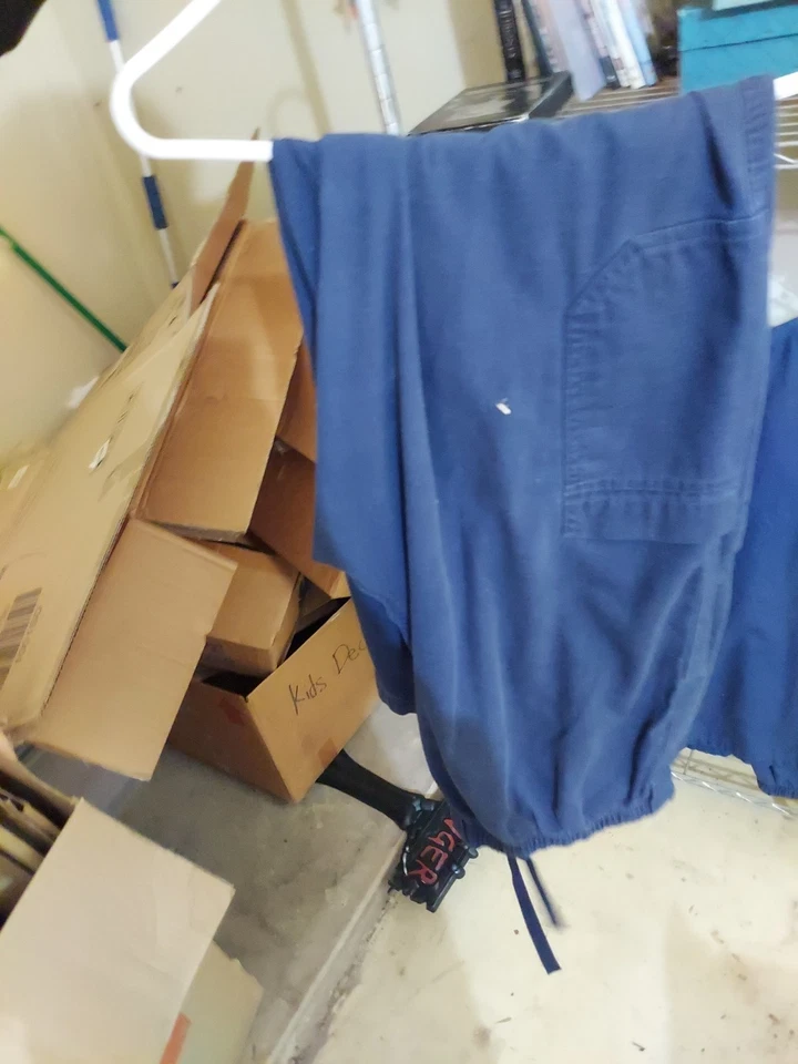 Carhart Men's Scrubs Top And Bottom LARGE - Image 3 of 4