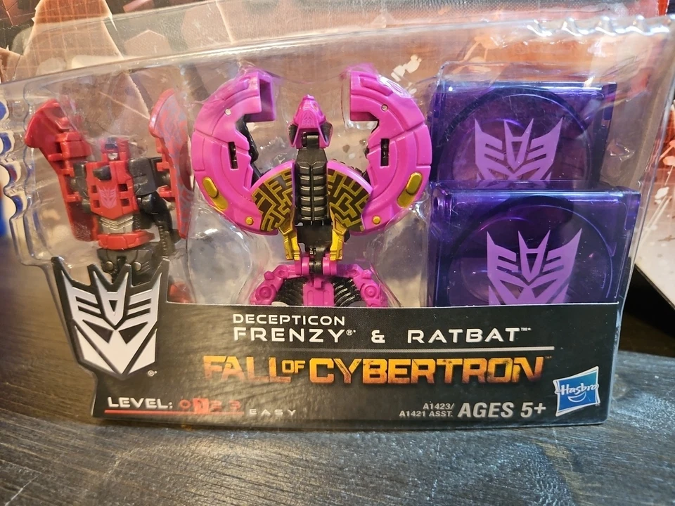 TRANSFORMERS GENERATIONS FALL OF CYBERTRON SOUNDWAVE WITH BONUS 2 PACKS - Image 2 of 4