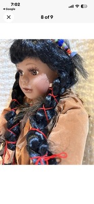 Neu im Karton Indianer Indianer Porzellan Puppe sitzend mit Vogel auf der Hand