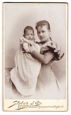 Photograph Stober & Co., Stuttgart, young mother proudly presents her child, Mu 