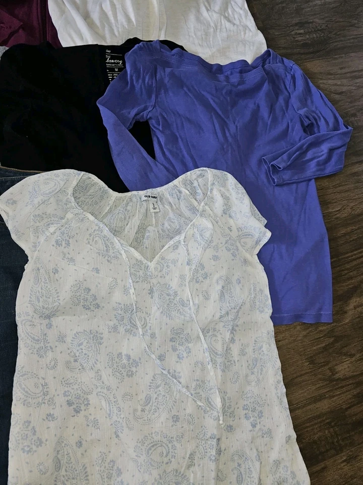 WOMENS SIZE 6 S / M SCHOOL CLOTHES CLOTHING LOT SHORTS JEANS TOPS SHIRTS HOODIE - Image 3 of 4