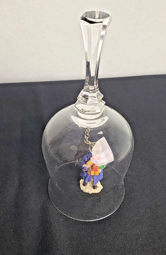 Bleikristallklare Weihnachtsglocke mit Mann trägt Geschenke innen - Bild 1 von 5