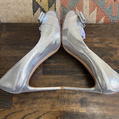 Salvatore Ferragamo Plateado Metálico Cuero Texturizado Vara Bow Peep Toe Tacón 8.5  - Imagen 9 de 17