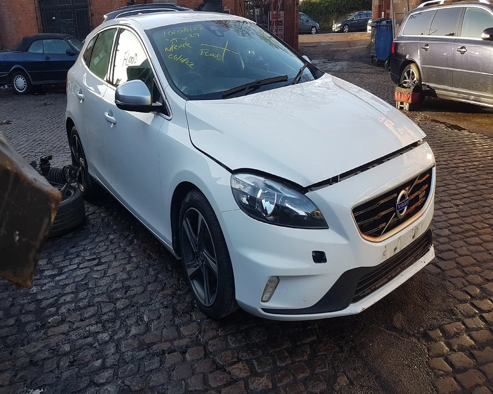 VOLVO V40 2012-2016 RH UK O/S/F DRIVERS FRONT LOWER ARM WISHBONE  - Image 2 of 2