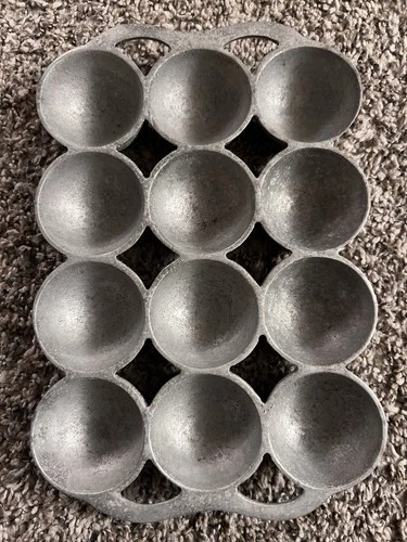 Vintage Wagner F GOLF BALL Cast Iron Gem Pan, 12 hemispherical cups Baking Pan