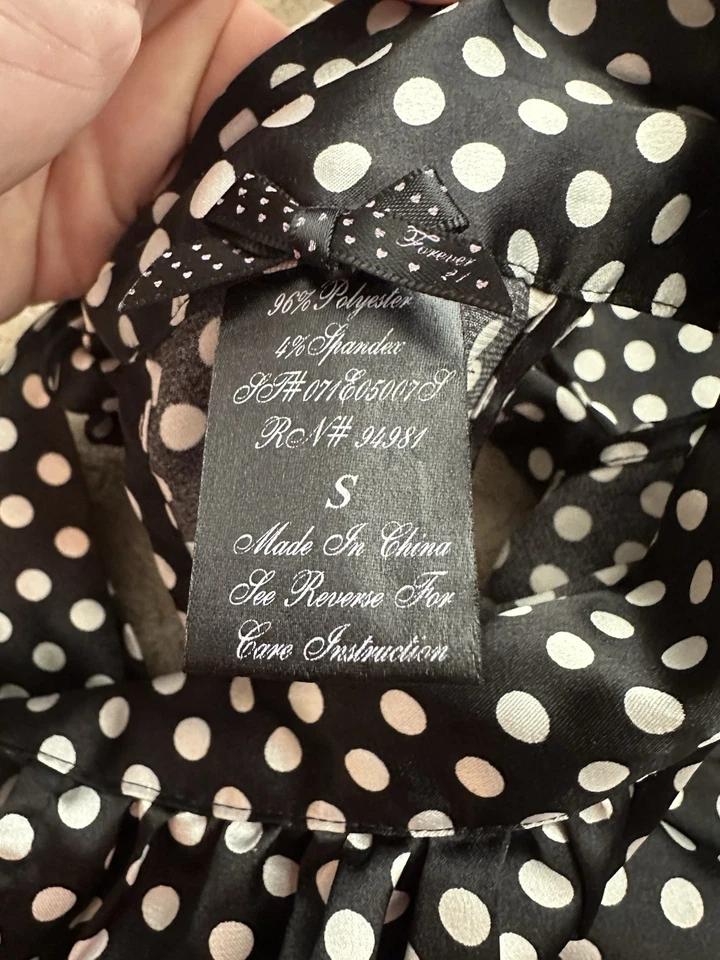 Винтажный Y2K Forever 21 черный белый в горошек атласный с бретелью через шею галстук со сборками кромки - Изображение 3 из 4
