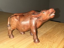Volkskunst Holz Figur brüllender Wasserbüffel geschnitzt verziert  L: 15 H: 10,5