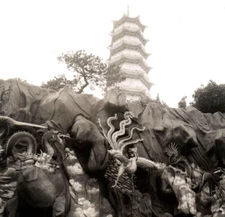 C.1950 READ! TIGER BALM GARDENS, OPIUM PIPE, KOWLOON SNAPSHOT PHOTO F1