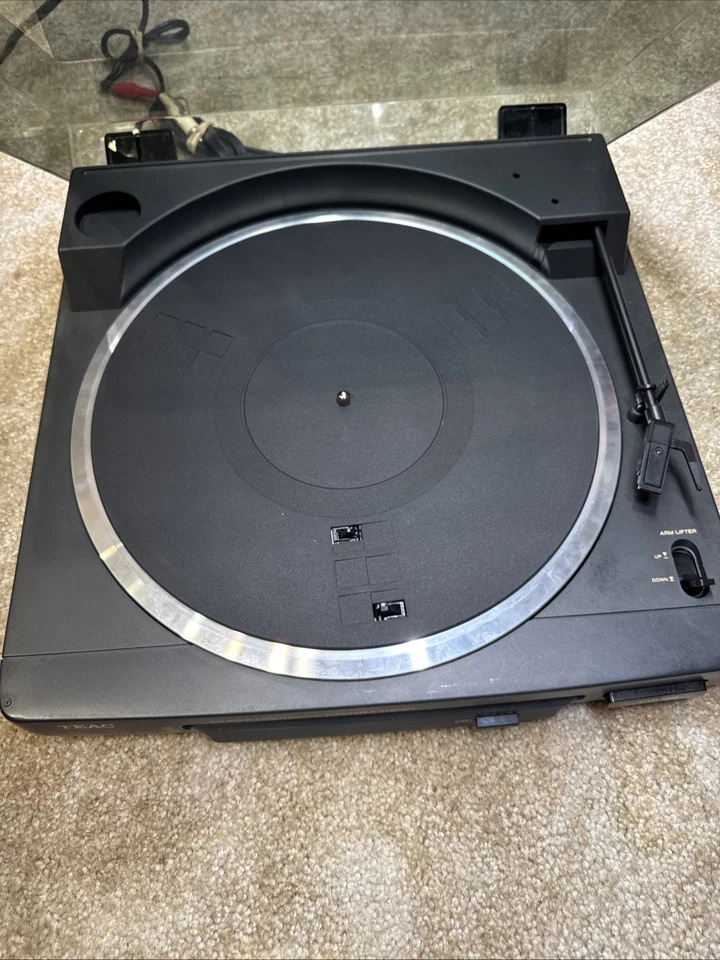 Vintage TEAC P-A400 Fully Automatic Belt-Drive Built in Amplifier Turntable - Image 3 of 4