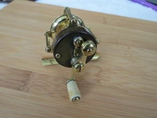 Antique Hendryx 40 yard rubber face raised pillar fishing reel (lot#16439)