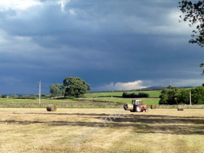 Foto 6x4 Heuernte, Cotegill Gaisgill Holt die Ballen vor dem Wrappi c2010