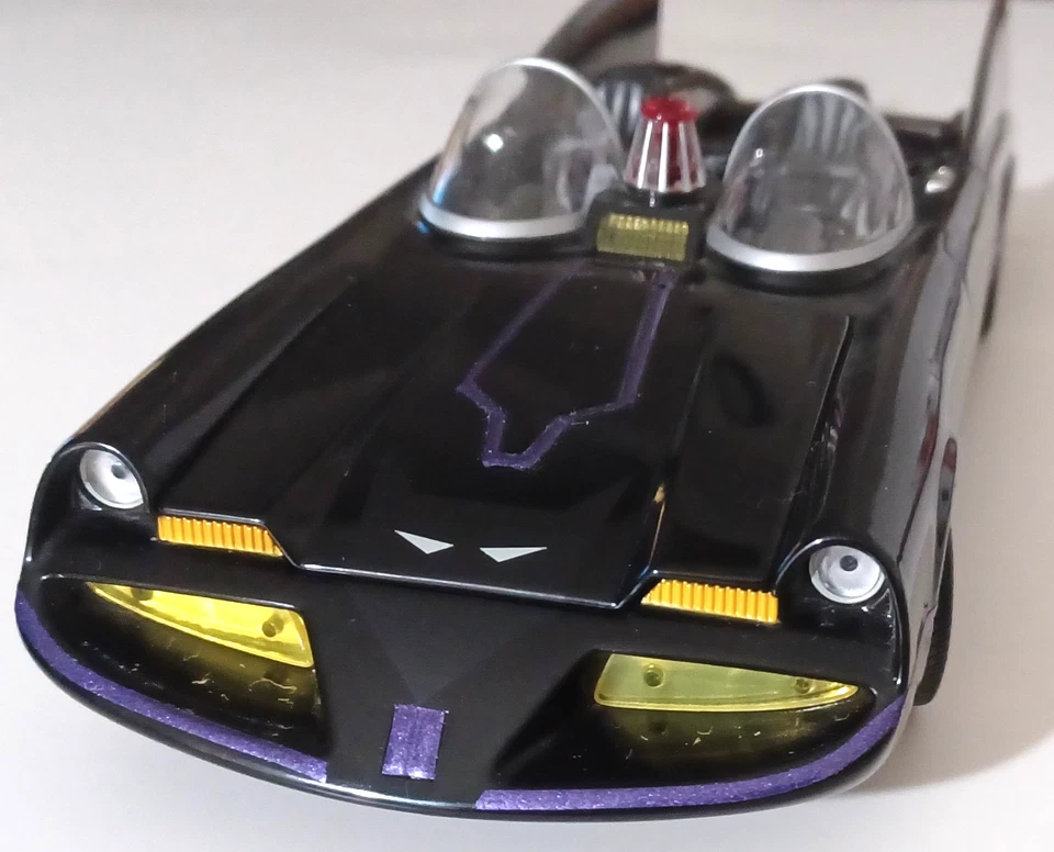 Johnny Lightning 1960's Batmobile DC Comics 1:24 Scale 9" Metal Diecast Car Mint - Image 2 of 4