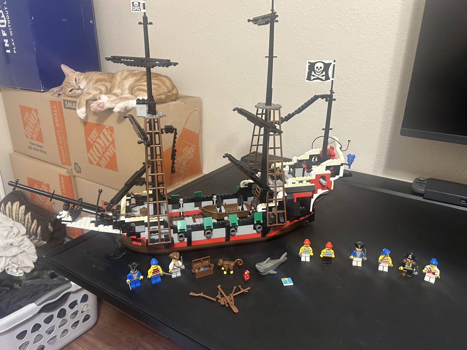 (AH 10) Lego 6286 Skull's Eye Schooner Pirate Ship with original box & BA and...