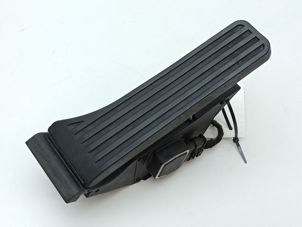 Mercedes-Benz E W212 W204 LHD Throttle Pedal A2043000004 PUM62204