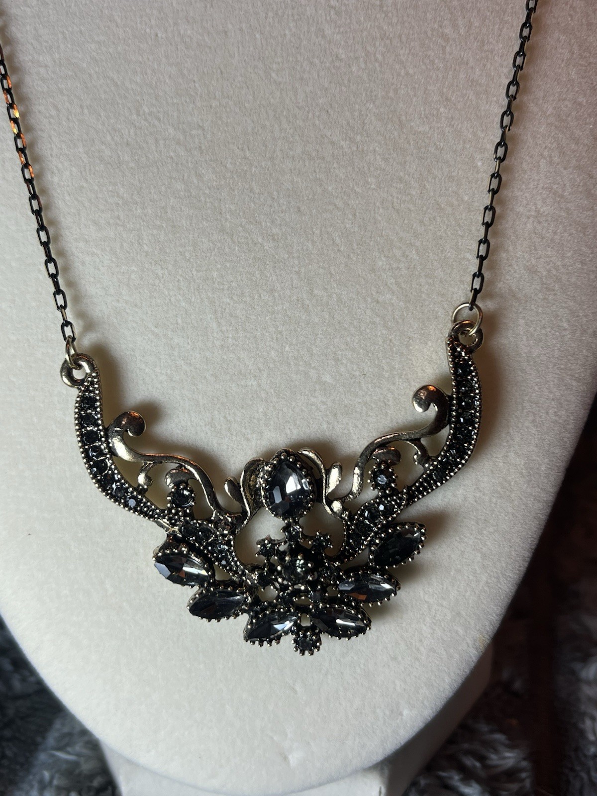 Elegant vintage look Silver-Tone Necklace & Earrings Set w/ Black Faceted Stones