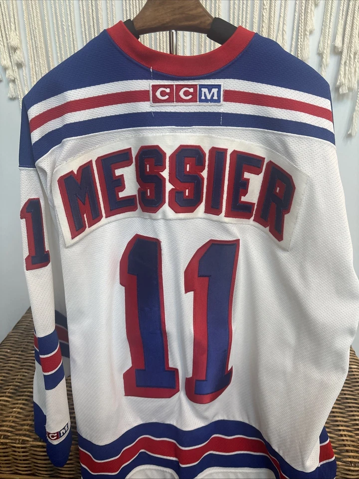 Camiseta branca vintage Y2k NHL licenciada Mark Messier New York Rangers CCM tamanho XXL - Imagem 2 de 4