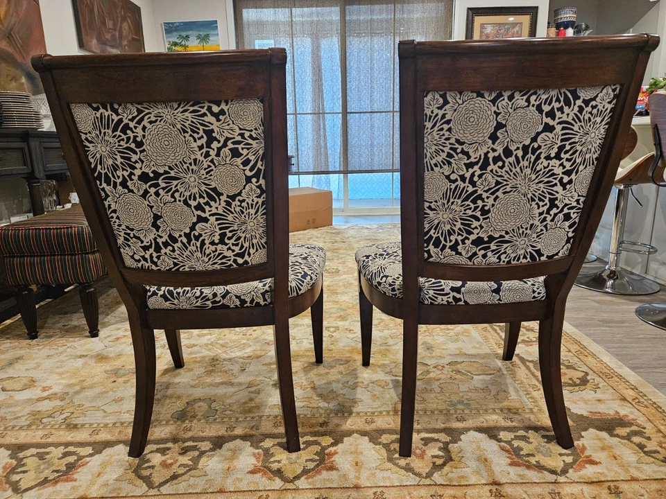 Un par de sillas laterales tapizadas Bassett Louis Philippe beige/azul marino Foto 2 de 4