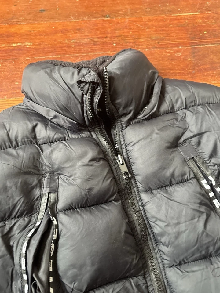 Casaco de inverno Diesel Youth grande preto acolchoado forrado Sherpa tamanho 14/16 - Imagem 3 de 4