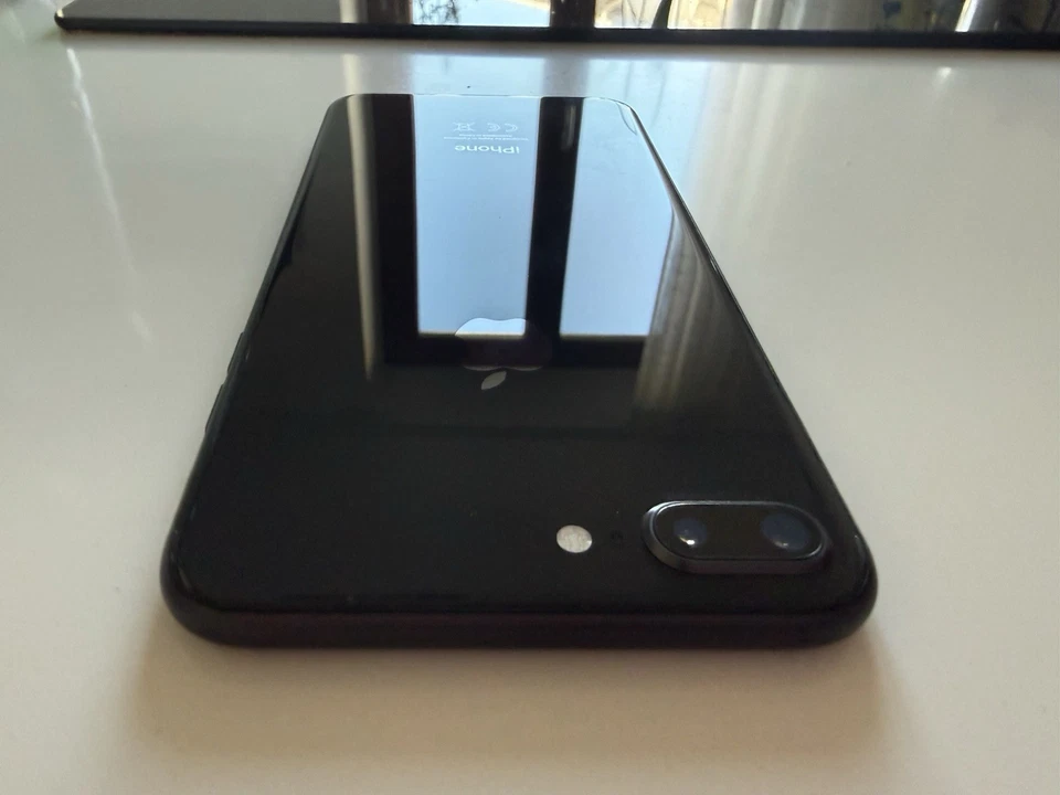 Apple iPhone 8 Plus - 64 GB - Grigio Siderale  (Sbloccato) - Immagine 3 di 4