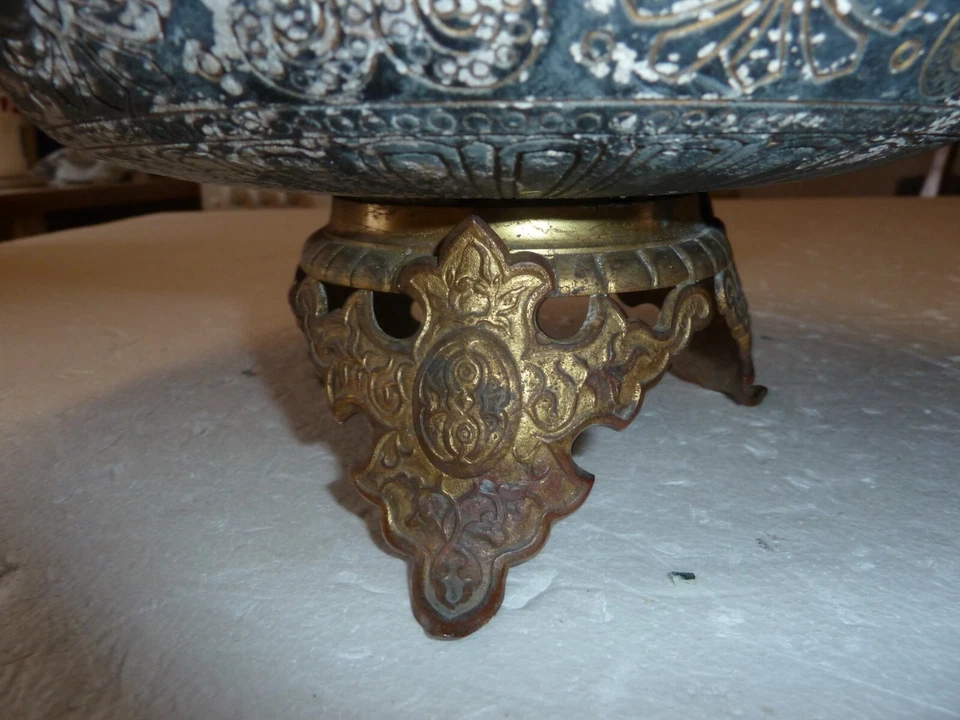 cache-pot oriental en laiton et terre cuite à incision de motifs patiné noir - Photo 4/4