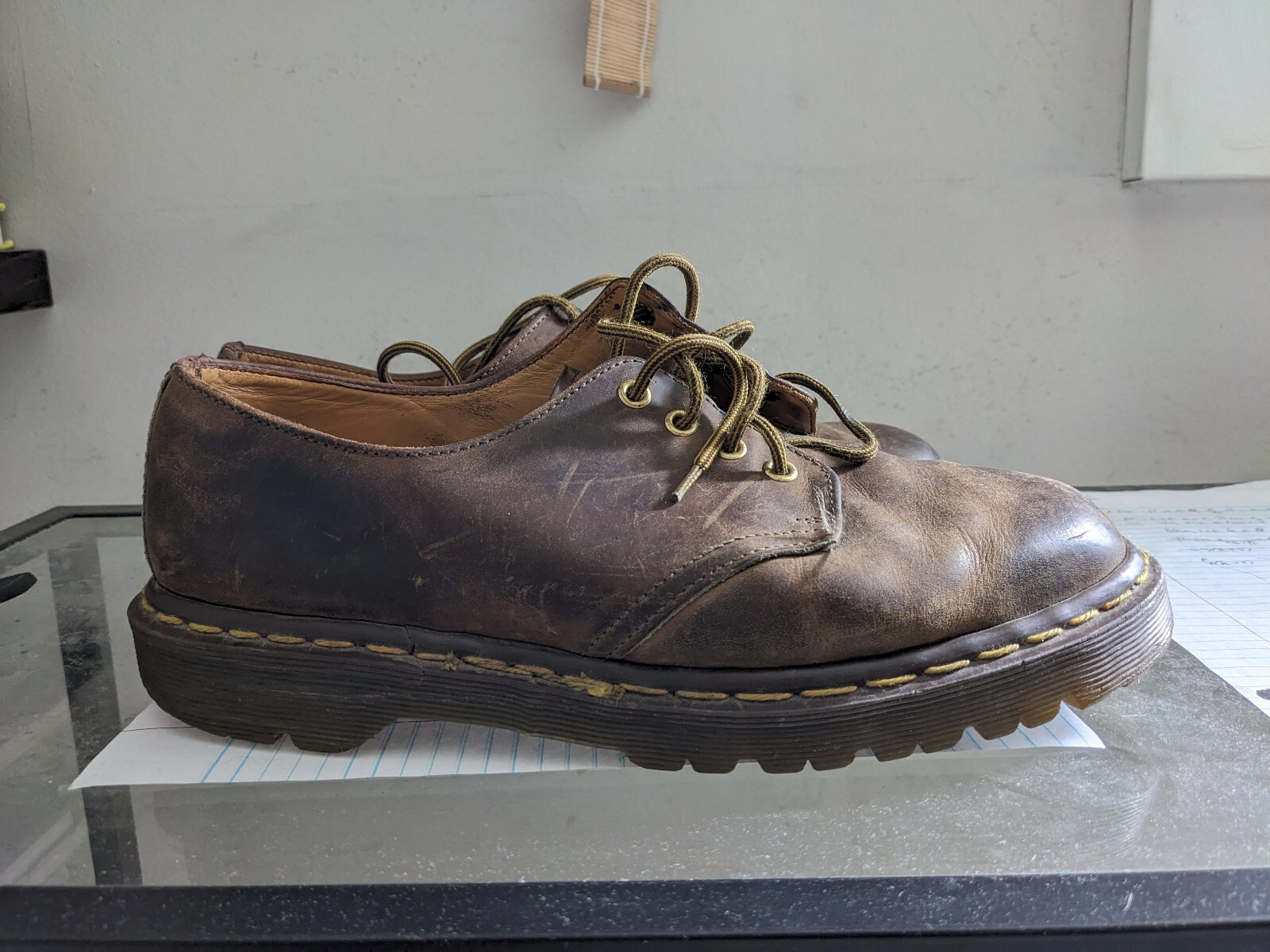 SAOLA Scarpe vintage Dr Doc Martens uomo US10 UK9 marrone suola a strappo Oxford Derby 4 occhielli INGHILTERRA