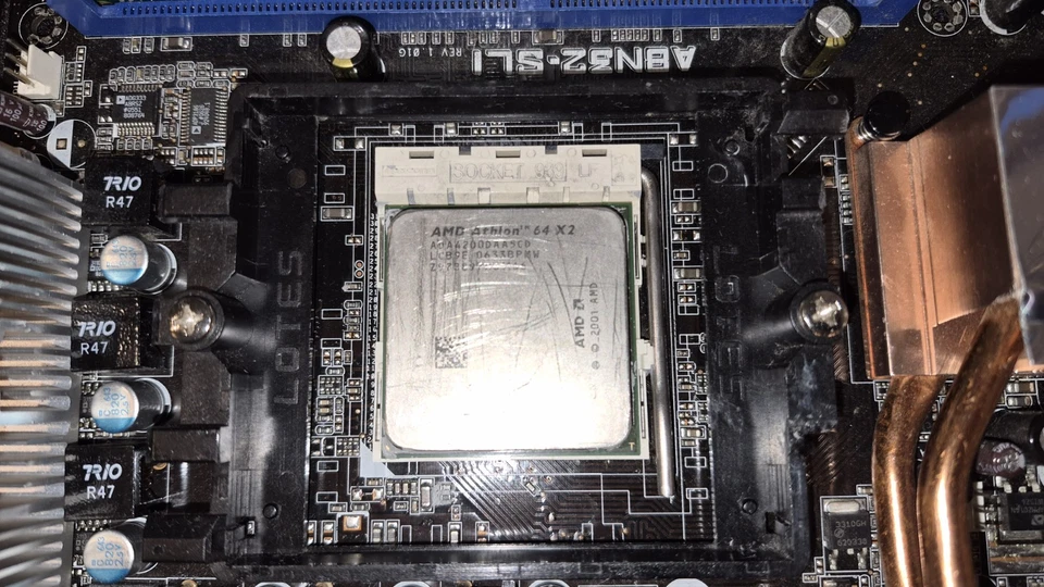 Asus A8N32-SLI Deluxe Scheda Madre, AMD Athlon 64 X2 4200+, 4GB di RAM DDR - Immagine 3 di 4