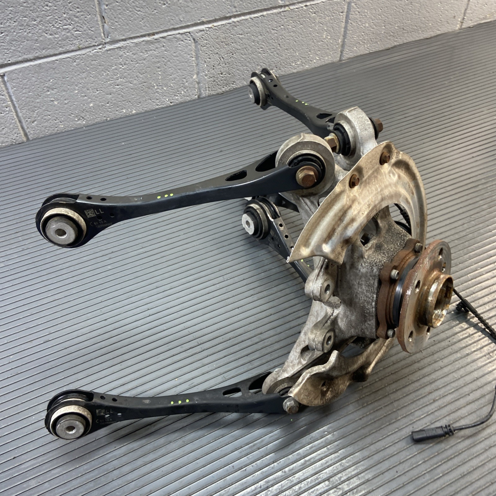 BMW i8 2014-2020 Rear Left Steering wheel hub