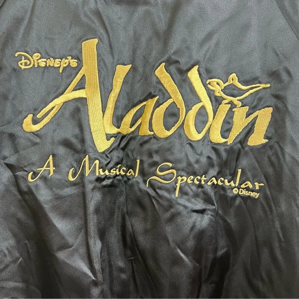Chaqueta de satén negra y dorada con artículo de reparto musical de Disney Aladdin HALLAZGO RARO Foto 2 de 4