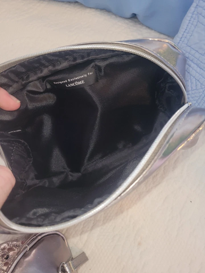 Bolsa de maquillaje grande Lancome plateada metálica con bolsa más pequeña a juego Foto 3 de 3