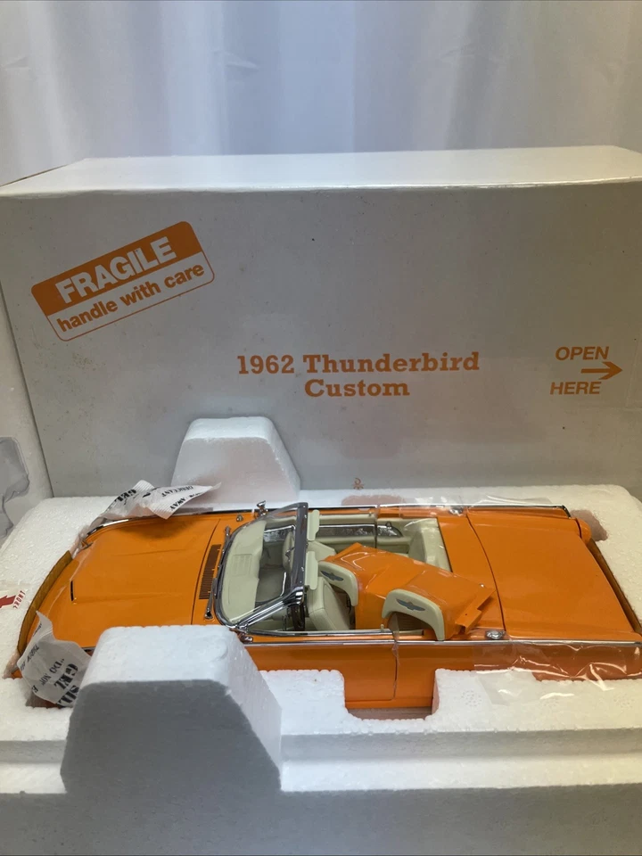 Ford Thunderbird Custom 1962 fundido a presión Danbury como nuevo - 1:24 Foto 2 de 4