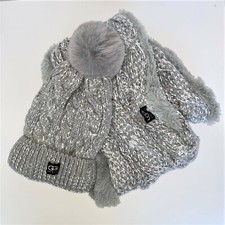 UGG CABLE KNIT HAT AND SCARF SET in light grey and white Beautiful sheepskin pom