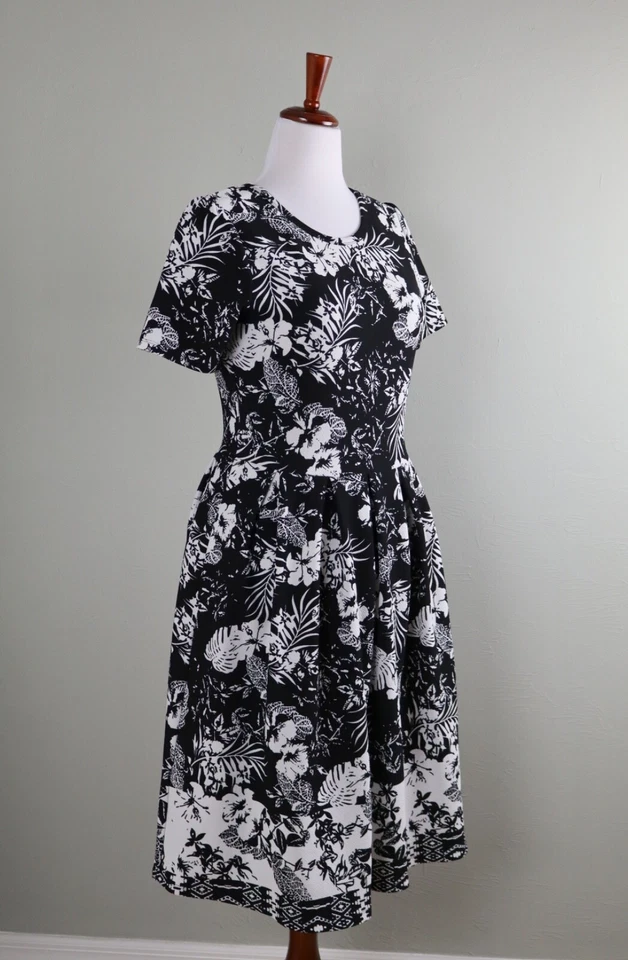 Vestido LULAROE Texturizado Elástico Negro Blanco Floral Amelia Talla Grande Foto 2 de 4