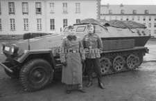 WW2 PICTURE PHOTO GERMAN SOLDIERS IN FRONT A HALFTRACK 6584