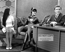 YVONNE CRAIG AS "BATGIRL" ON "THE MERV GRIFFIN SHOW" - 8X10 PHOTO (ZZ-242)