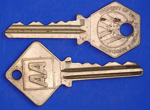 2x Automobilverband AA Mitglieder Notfallkasten Schlüssel, Post 1967 [32374]