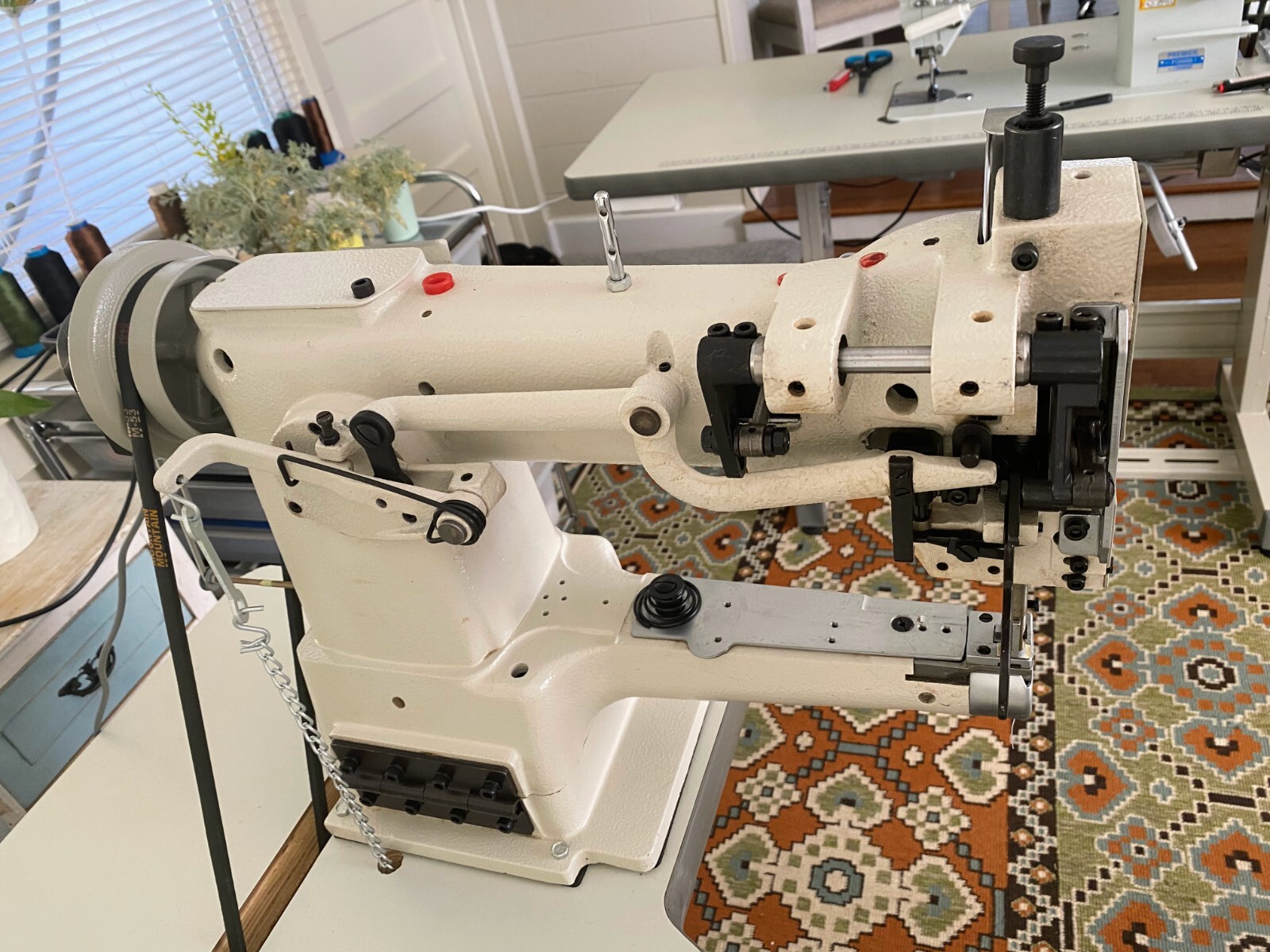 Yamata FY335A Cylinder Arm Industrial Sewing Machine Servomotor Table